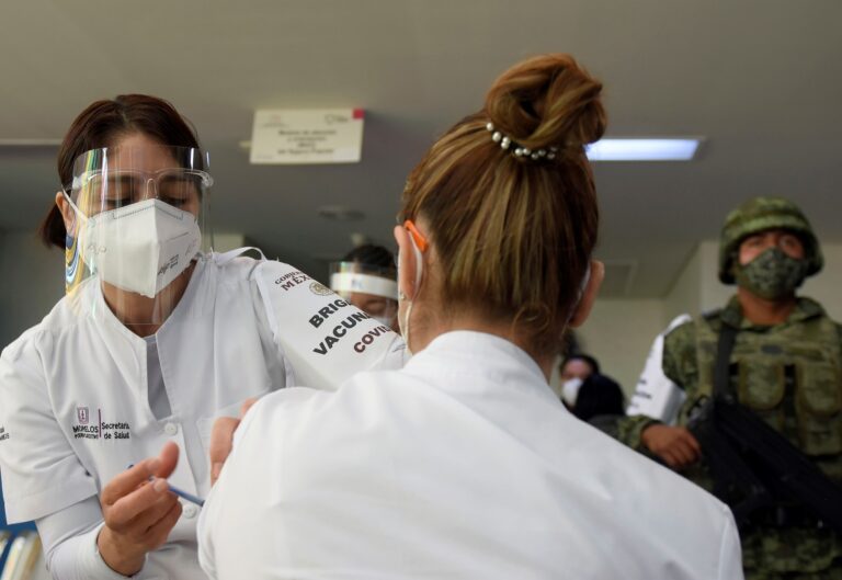 UNAM pide cambiar Plan Nacional de Vacunación en México ante rezago