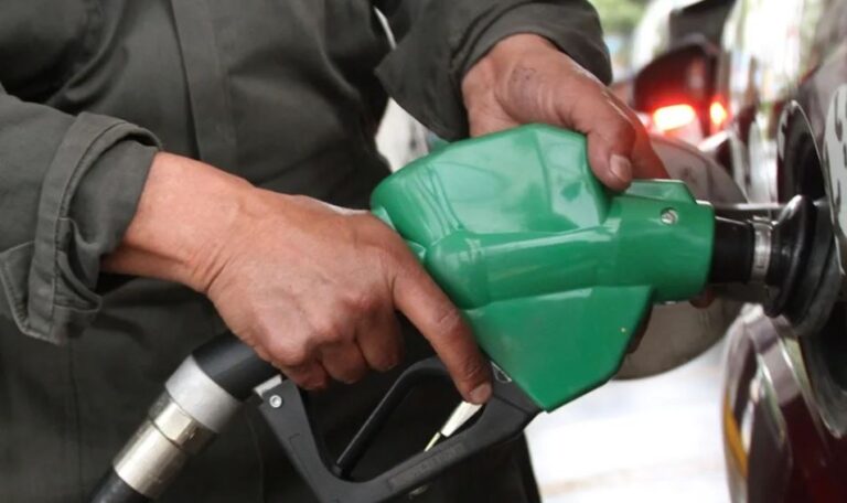Pese a que usuarios lo afirman, López se aferra a que combustible no aumentó de precio