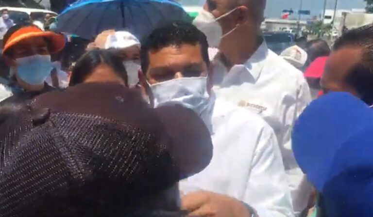López regresa a su natal Tabasco, donde lo reciben con protestas
