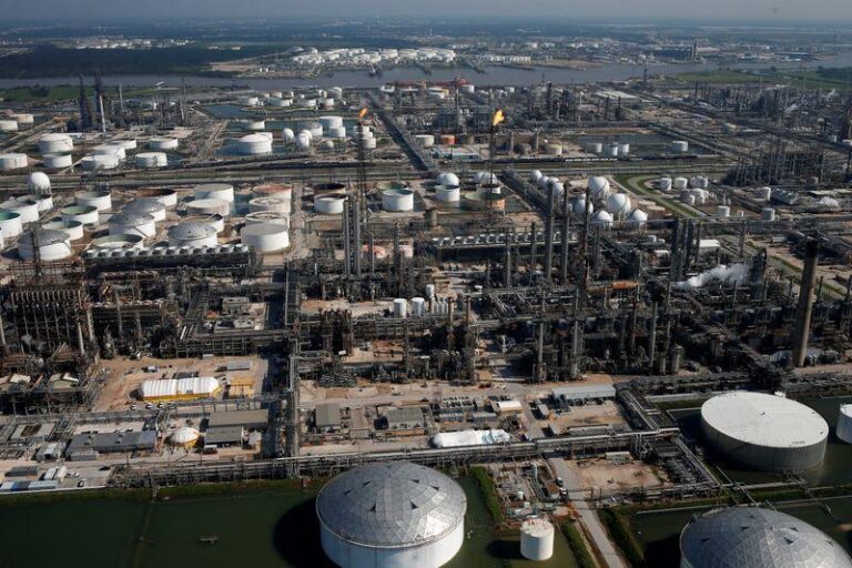 López presume compra de refinería… en decadencia y con pérdidas