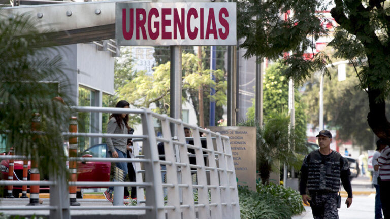 Colapso en sistema de salud orilla a los mexicanos a morir en casa