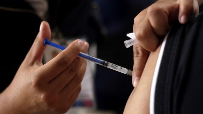 La indolencia del Gobierno en la vacunación de menores