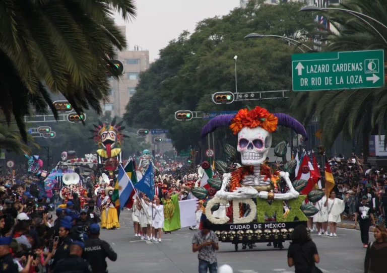 OPS da ‘jalón de orejas’ a gobierno de la CDMX por desfile de Día de Muertos en pandemia