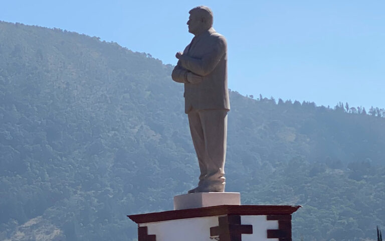 Aseguran que estatua de AMLO en Atlacomulco ilustraba cuarta etapa del PRI