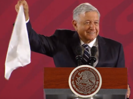 AMLO pañuelo blanco