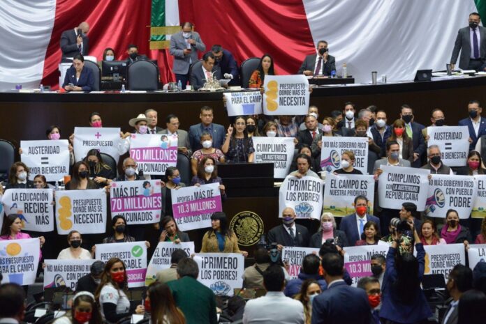 Laura Imelda Pérez, diputada de Morena, e integrantes del mismo grupo parlamentario, durante su participación en la sesión ordinaria de la Cámara de Diputados en la que se discute el Presupuesto de Egresos de la Federación (PEF) 2022.