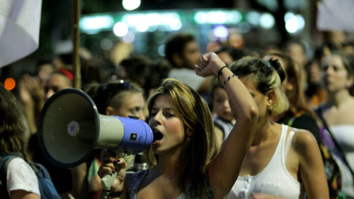 marcha-mujer-megafono-mano