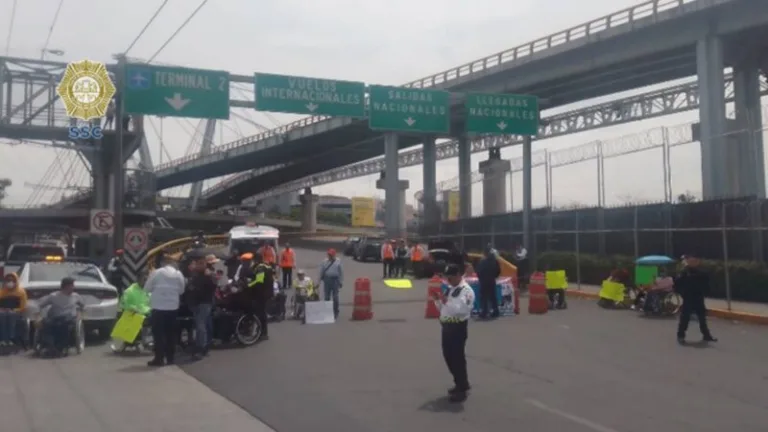 Manifestantes con lesión medular bloquean Terminal 1 del AICM en demanda de tratamientos médicos