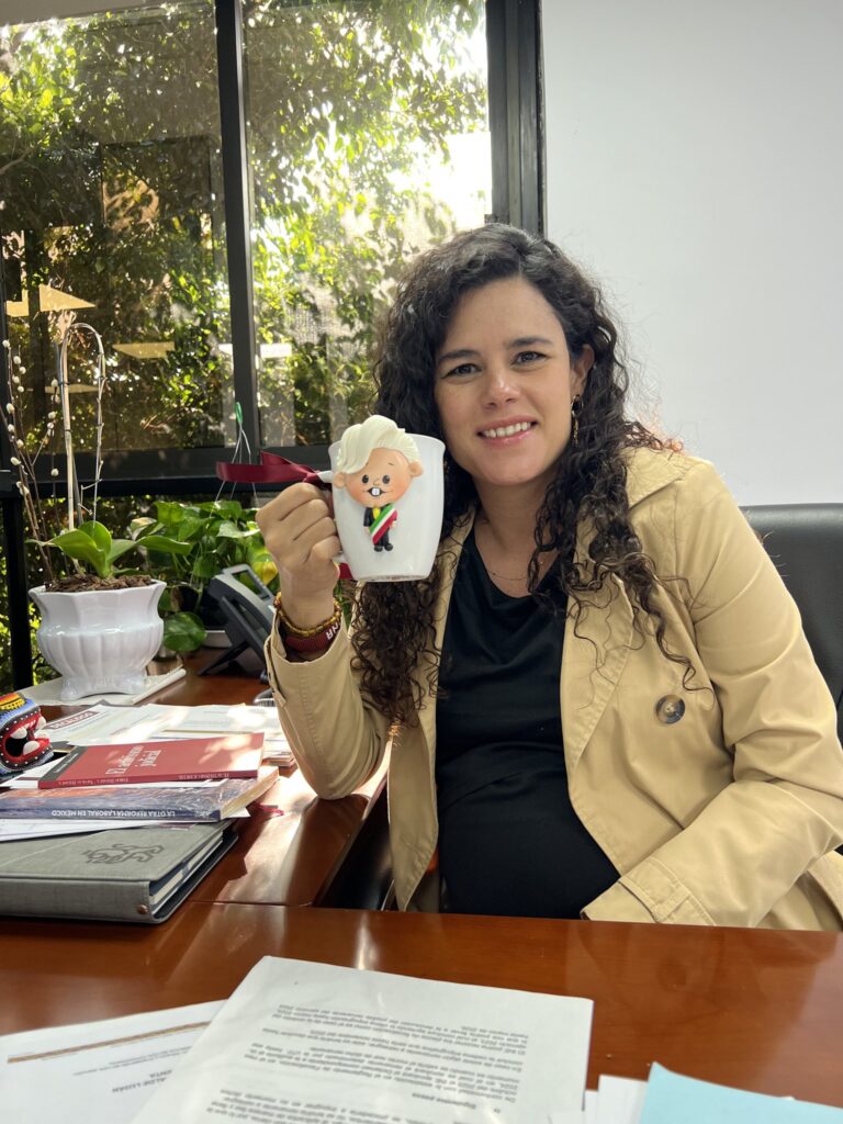 La presidenta de Morena da regalos: un reloj con su foto