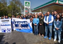 Panistas CDMX “clausuran” gasolinera por vender combustible caro