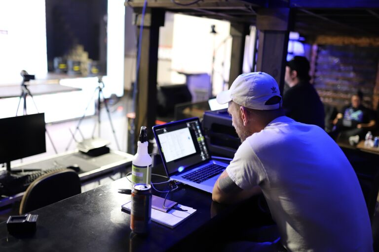 El streaming, aliado y desafío para los creadores culturales