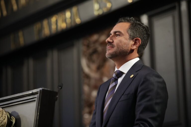 En su campaña de afiliación, Morena recibe a expriístas como Murat y expanistas como Yunes, es decir al PRIAN