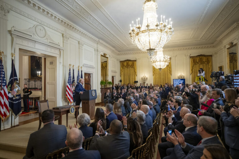 Trump firmó una orden ejecutiva y entran en vigor aranceles de 25% a las exportaciones mexicanas
