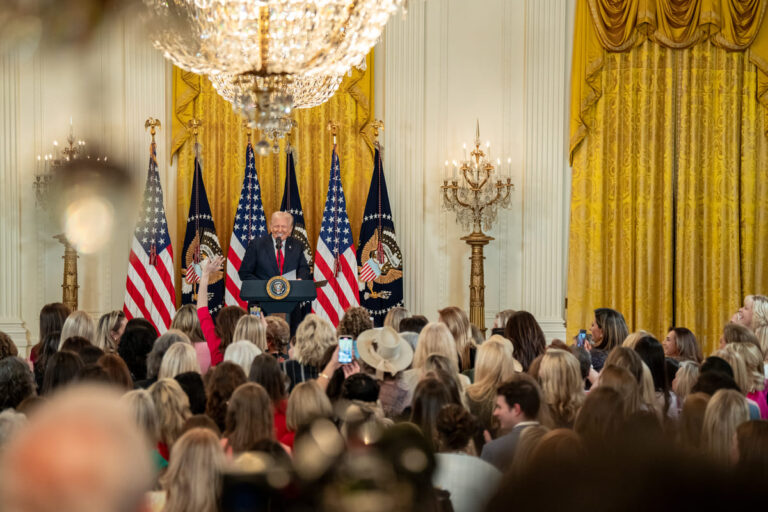 Kennedy y Trump, desnudos