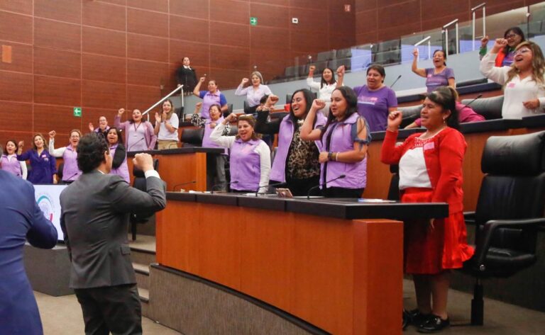 Recibe Enrique Vargas a colectivos de mujeres en el Senado de la República