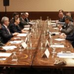 Negociando con tiburones, pero con equipo de charales