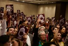 Morena y el Bastón de Mando en los dos Palacios del poder