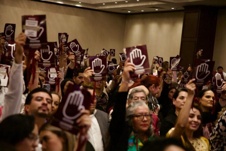 Morena y el Bastón de Mando en los dos Palacios del poder