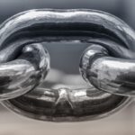 Romper o besar las cadenas
