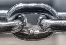 Romper o besar las cadenas