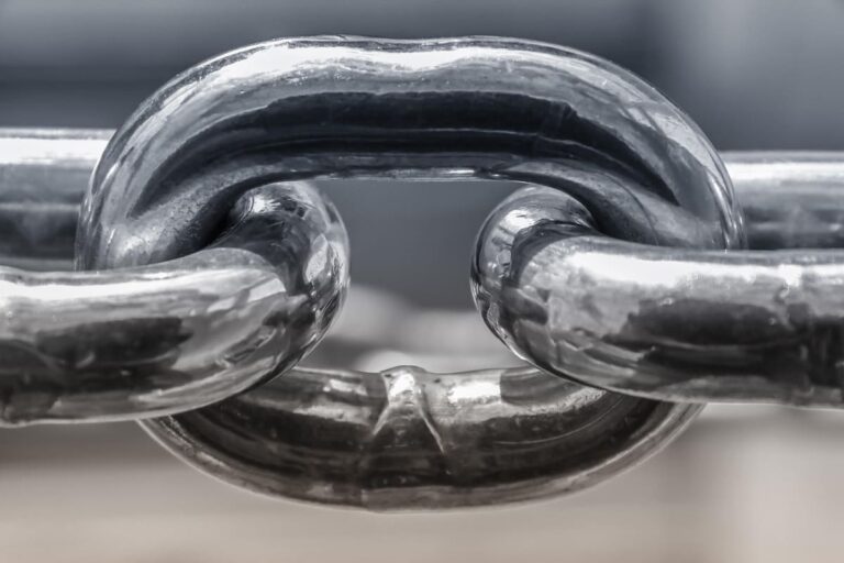 Romper o besar las cadenas