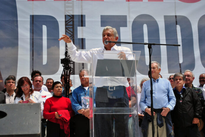 Andrés_Manuel_López_Obrador_-_Marcha_22_de_septiembre_de_2013_-_3 (1)