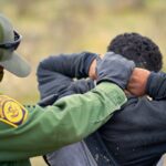 Niños inmigrantes no acompañados en EE. UU.: atrapados entre cruces de frontera y entregas a patrocinadores
