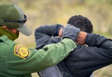 Niños inmigrantes no acompañados en EE. UU.: atrapados entre cruces de frontera y entregas a patrocinadores