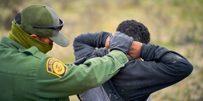 Niños inmigrantes no acompañados en EE. UU.: atrapados entre cruces de frontera y entregas a patrocinadores