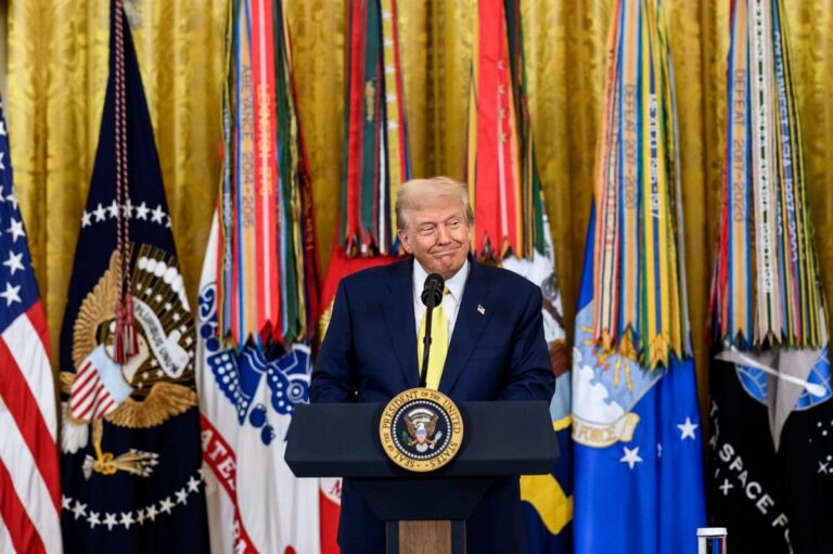 Trump doblega a México con aranceles