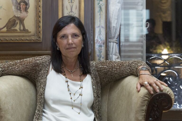 Tejer y destejer el suspenso: Claudia Piñeiro cierra la Filuni 2025