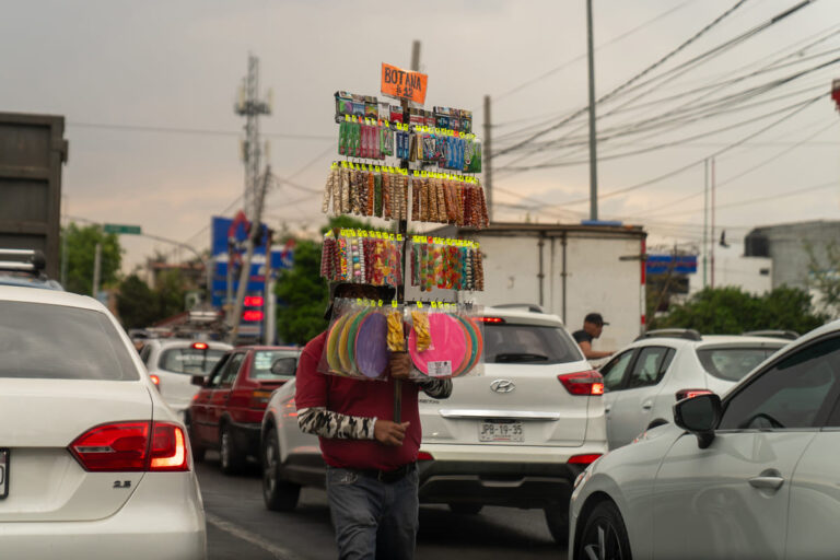 La economía mexicana evita la recesión, pero persisten fragilidades en empleo y vivienda
