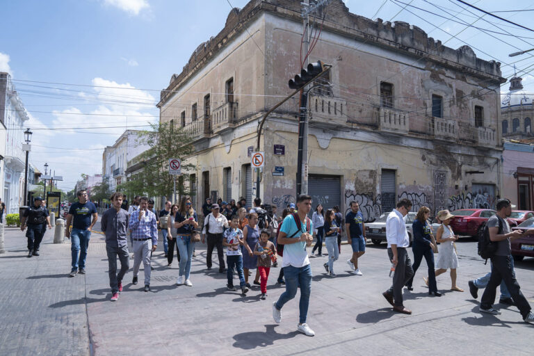 Deuda y programas sociales desplazan a salud y educación en el Paquete Económico 2026