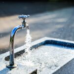 Sabías que la crisis del agua no solo es un problema de falta de acceso, sino también de una increíble desigualdad en su consumo