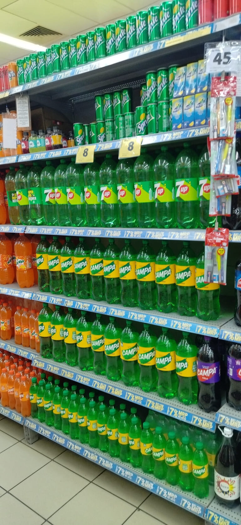 Entre agua, bebidas, empaques… y el IEPS: cómo están consumiendo los mexicanos en las tienditas de la esquina