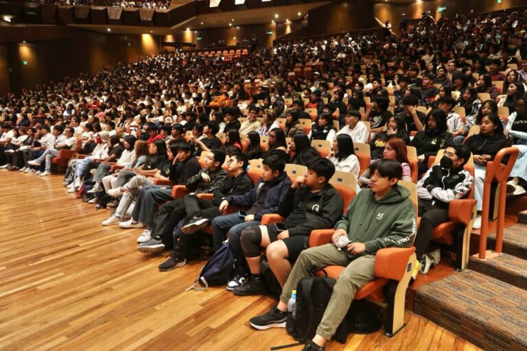 Estudiantes de preparatorias y CCHs hacen suya la Sala Nezahualcóyotl