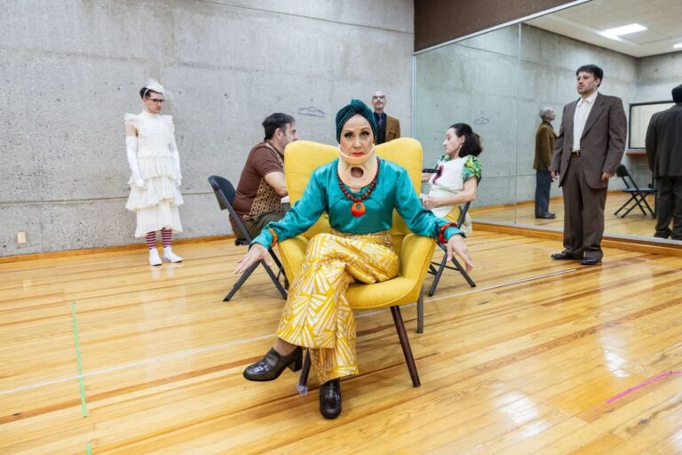 Estrenan en México El adiós, de Mireille Bailly, una farsa surrealista dirigida por Boris Schoemann
