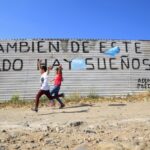 Alfonso Caraveo conversará en CECUT sobre su exposición cargando sueños. Mochilas, destinos y esperanzas