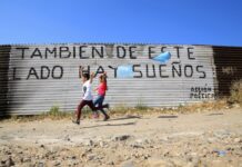 Alfonso Caraveo conversará en CECUT sobre su exposición cargando sueños. Mochilas, destinos y esperanzas