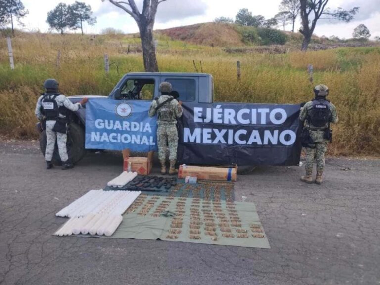 Ejército Mexicano y Guardia Nacional aseguran armamento y material explosivo en Michoacán 