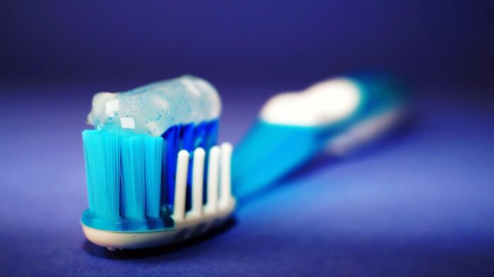 toothbrush-2589480_1280 (1)