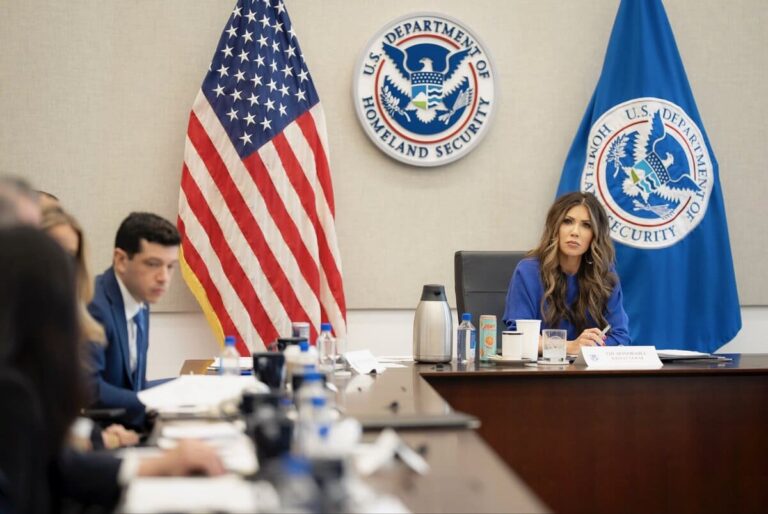 Noem: ¿Invasión Mexicana Post-Maduro?