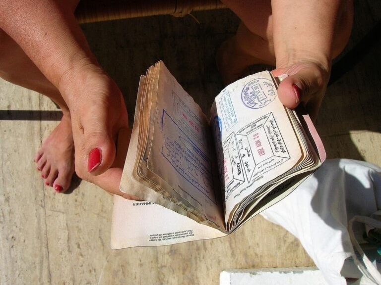 Viajar en temporada de fiestas bajo nuevas reglas: Por qué los desplazamientos temporales hoy implican más riesgo migratorio