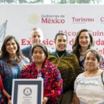 Artesanas y artesanos de México tejen el Récord Guinness de la exposición de bordados y tejidos más grande del mundo