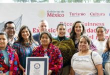 Artesanas y artesanos de México tejen el Récord Guinness de la exposición de bordados y tejidos más grande del mundo