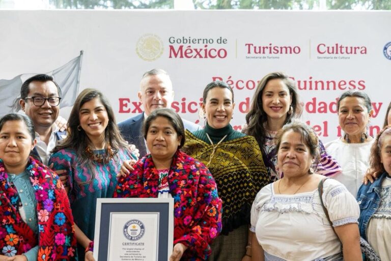 Artesanas y artesanos de México tejen el Récord Guinness de la exposición de bordados y tejidos más grande del mundo