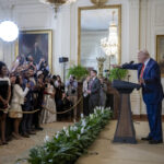 Destitución de Trump; abajo en encuestas legislativas 2026