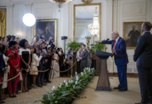 Destitución de Trump; abajo en encuestas legislativas 2026