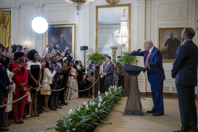 Destitución de Trump; abajo en encuestas legislativas 2026