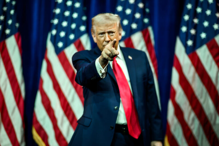 Trump Acusado de Lucrar con Presidencia